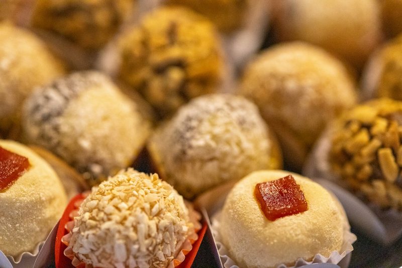 Docinhos de coco com goiabada em forminhas de papel