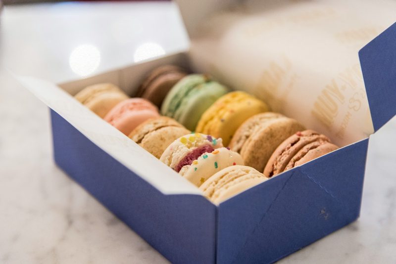 Caixa aberta com macarons coloridos